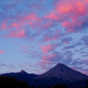 Volcanes bajo cielo rosado. precio según soporte y medidas